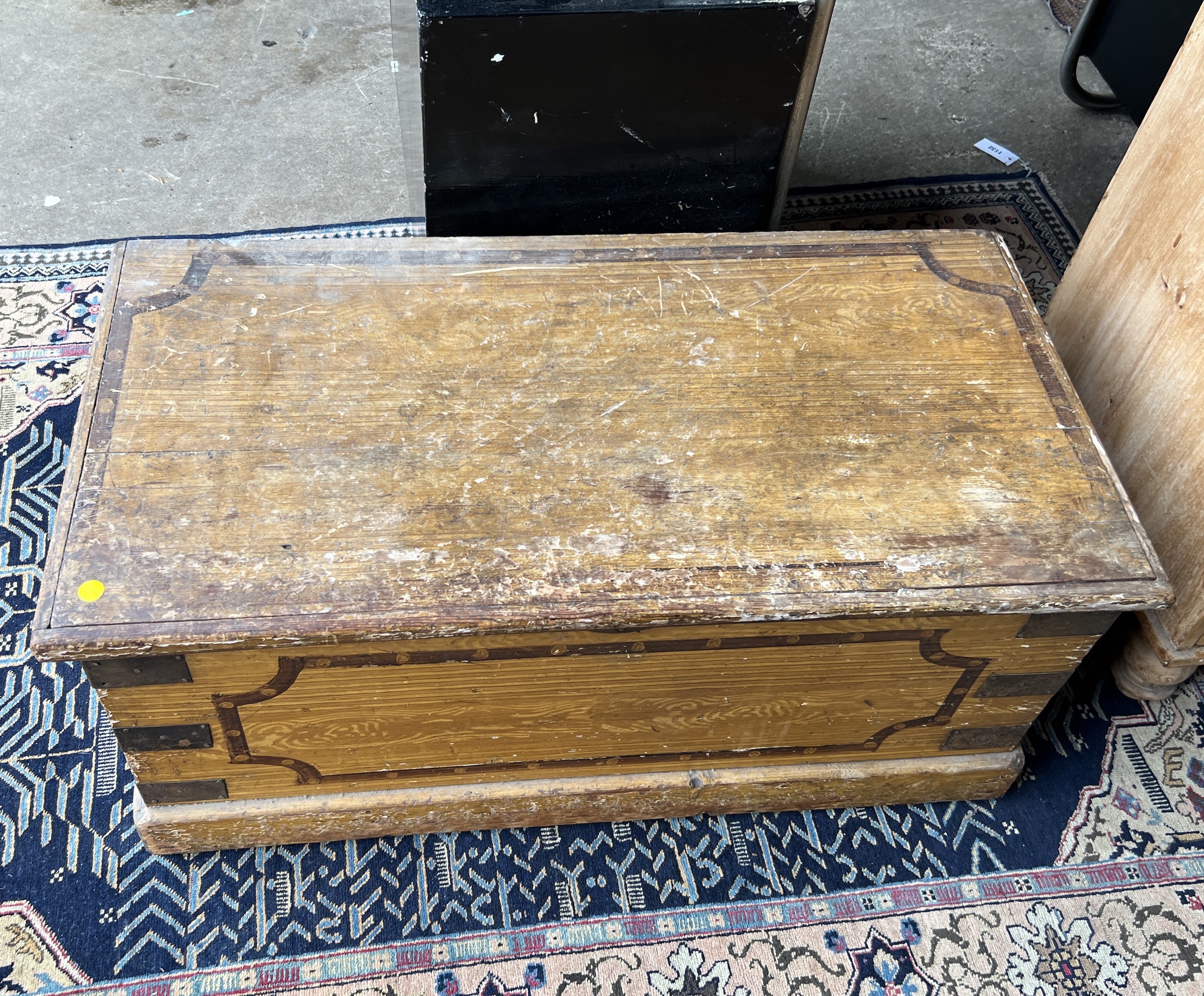 A Victorian rectangular pine trunk with painted simulated grain, width 91cm, depth 46cm, height 42cm
